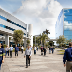 Trabalhadores circulam em área empresarial de São José dos Campos, no interior de São Paulo